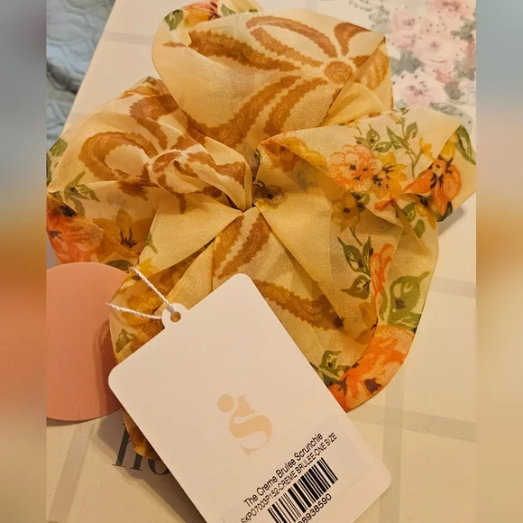 Selkie Crème Brûlée Scrunchie - Picture 2 of 4